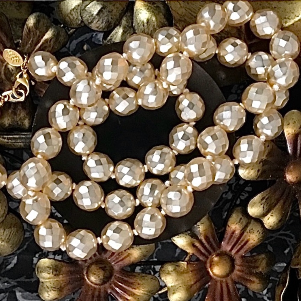 JOAN RIVERS FACETED IRIDESCENT IVORY “FAUX PEARLS” GLASS BEAD NECKLACE